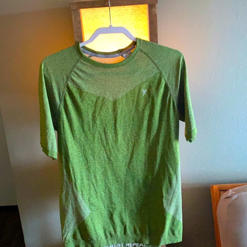 Mens size medium light weight shirt